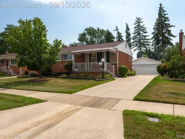 27923 Maplewood St, Garden City, MI 48135