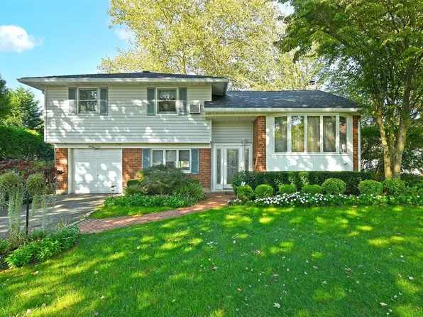 11 Dunford Street, Melville, NY 11747