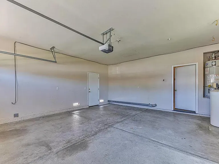 1948 Gladstone Way — Photo 15