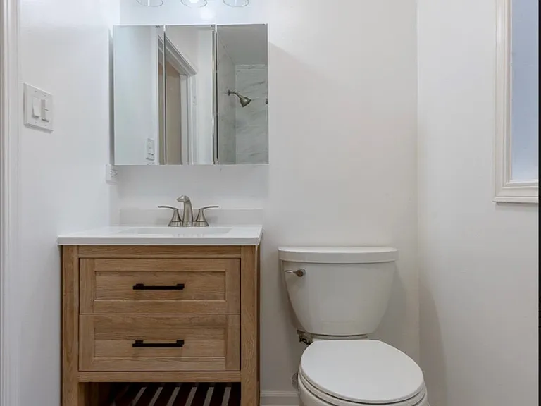 2435 W Polk St #3 — Photo 8