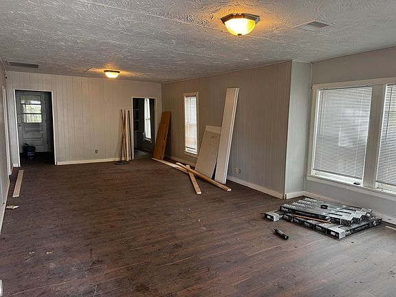 3rd image of 206 S Rose Hill Rd