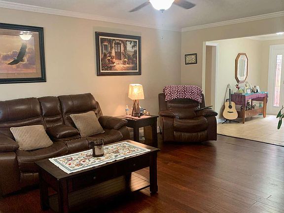 3rd image of 706 NW Clubview Cir