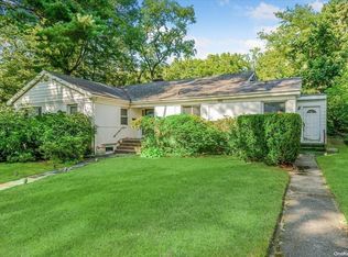 9 Hereford Rd, Great Neck, NY 11020