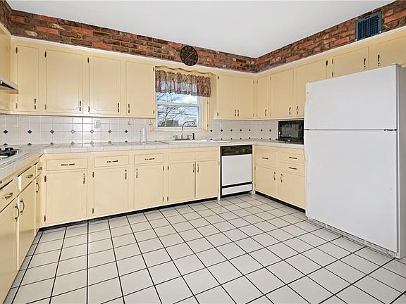 5th image of 76 Gainsborg Ave