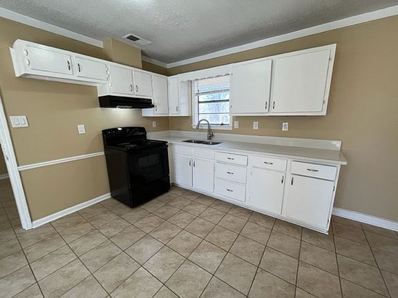 3rd image of 5584 Ashford Dr