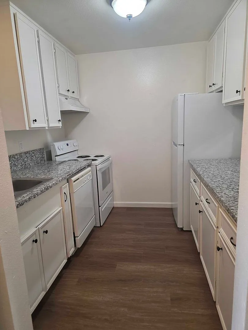 Oakmore Apartments — Photo 3