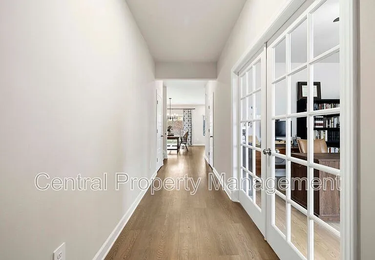 320 Lavinia Cir — Photo 5