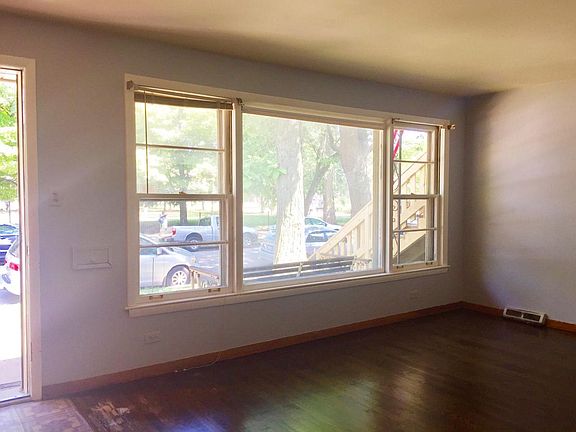 3rd image of 3028 N Hoyne Ave