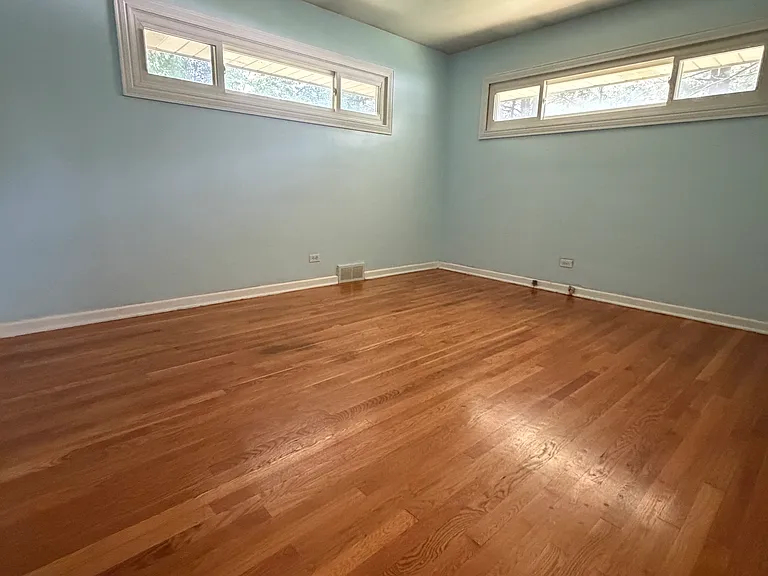 17W571 Riordan Rd — Photo 6