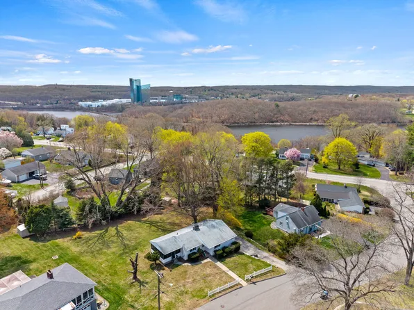 13 Ridgewood Drive, Norwich, CT 06360