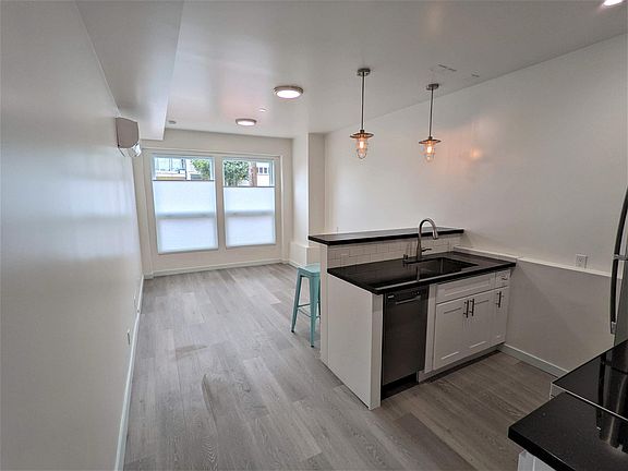 2nd image of 211 Cornwall St #A