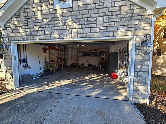 5th image of 318 W Hull Dr