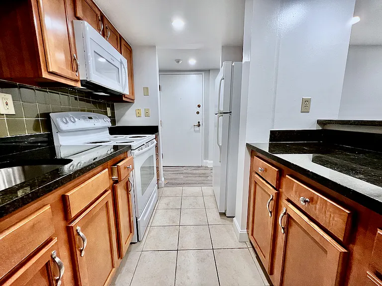 104 Queensberry St #12 — Photo 7