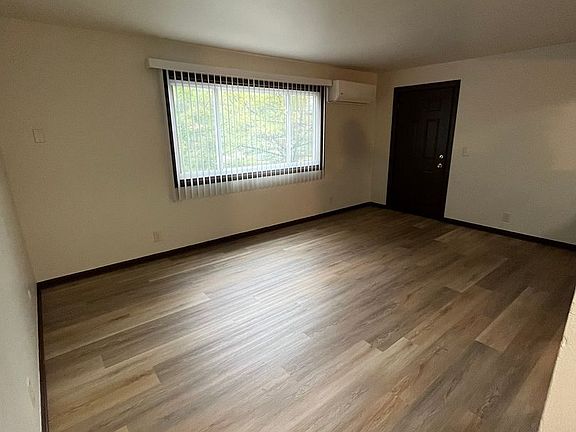 3rd image of 138 Flintridge Dr APT 3