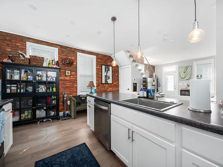 622 W State St — Photo 5