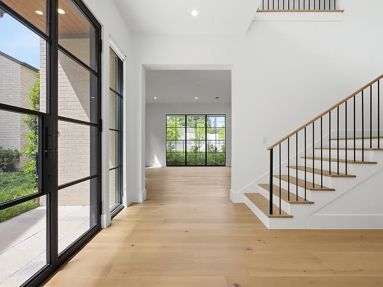 9855 Kingsway Ave — Photo 6