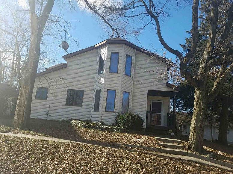 1st image of 229 N Oak St