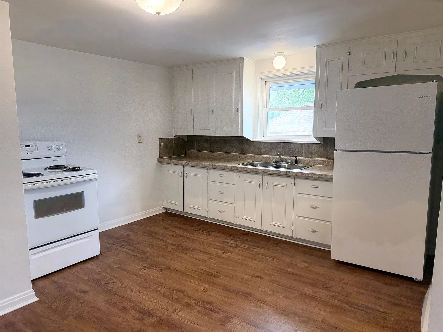 616 W B St — Photo 2