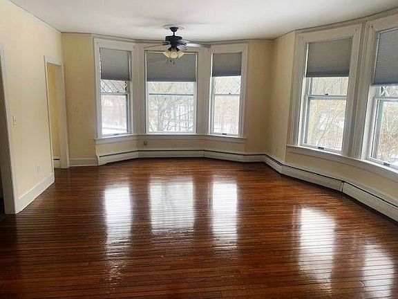 4th image of 7 Emmons Farm Main Cres #2A