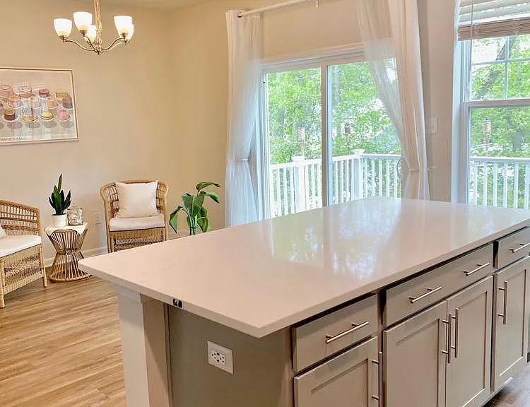 910 Naples Ln — Photo 9