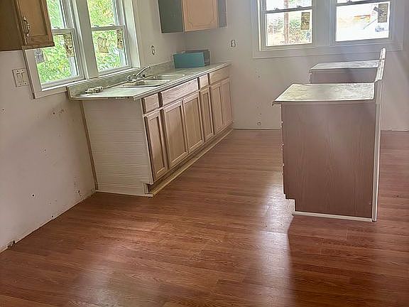 3rd image of 120 Moss St