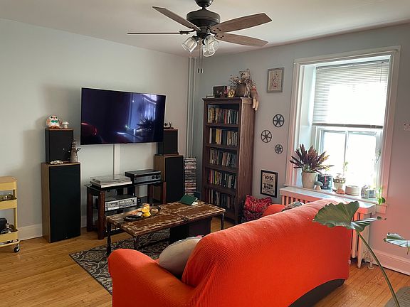 4th image of 512 Leverington Ave #2