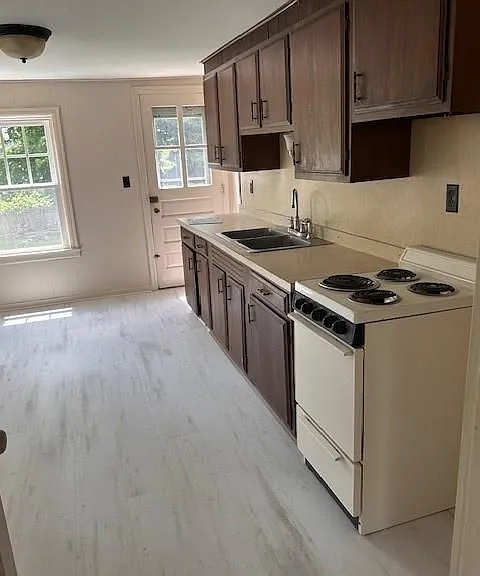 4 Preston Dr — Photo 2