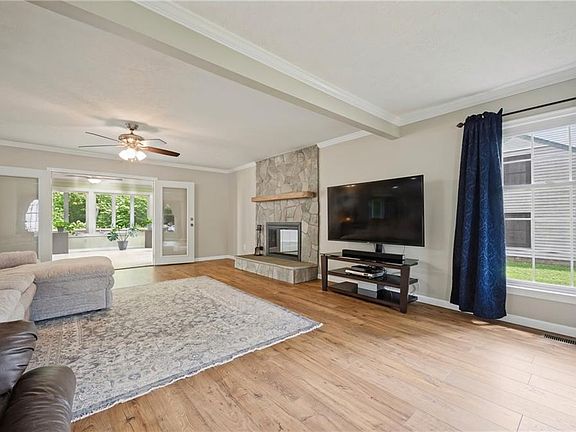 5th image of 30 Hunt Wood Dr