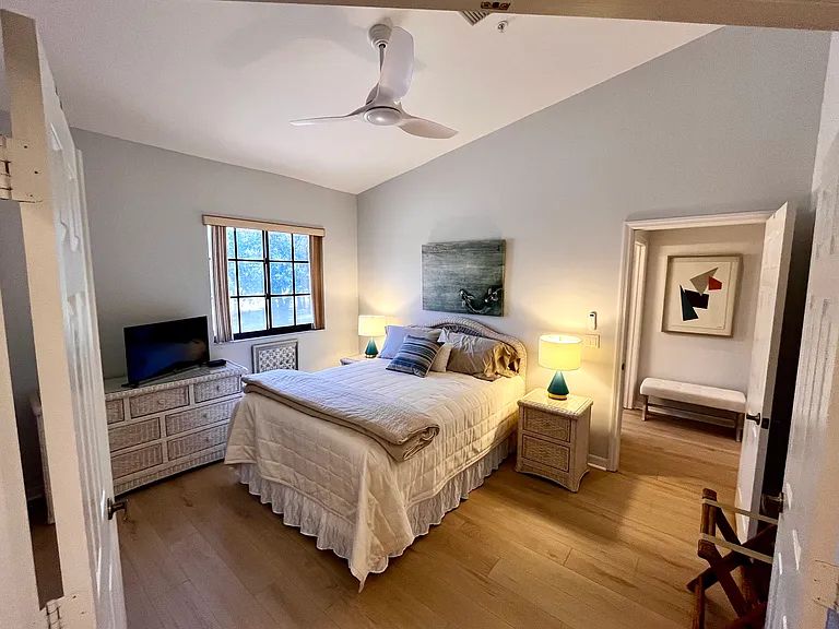 2nd Bedroom - Queen Bed
