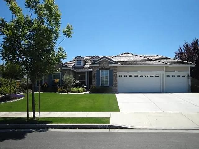 2207 Crocus Dr photo 1