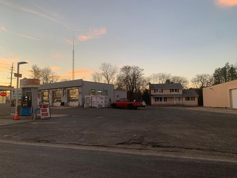 2nd image of 404 Center St