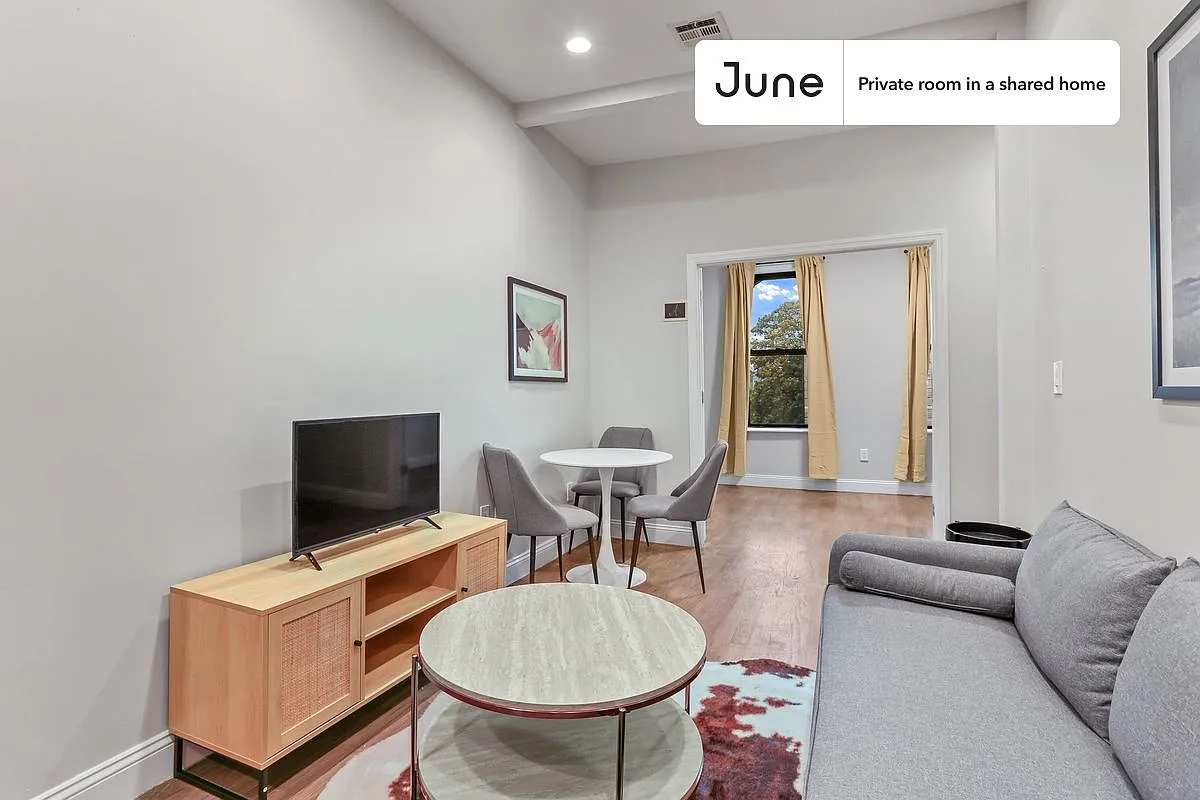 Full bedroom in 4 bed/1 bath home in Crown Heights #960 B — Photo 4