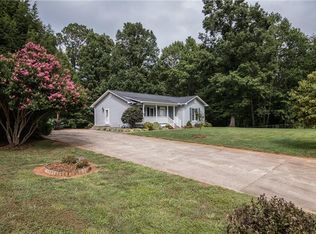 9431 W Ridge Dr, Hickory, NC 28601