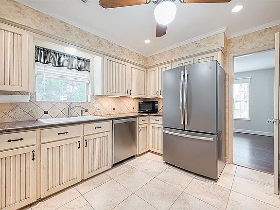 5th image of 5943 Greenmont Dr