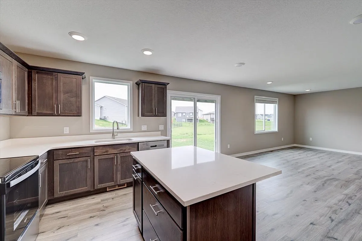 1121 Fifield Rd — Photo 2