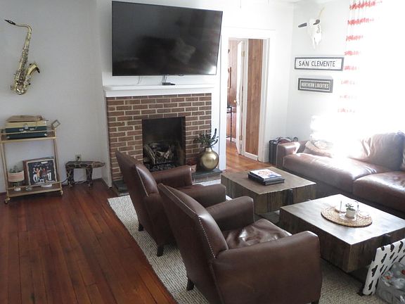 Living Room With Gas Fireplace
