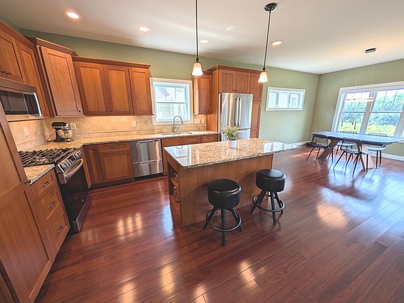 4th image of 802 Pine Hill Dr