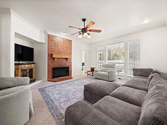 4th image of 4001 Berkshire Dr