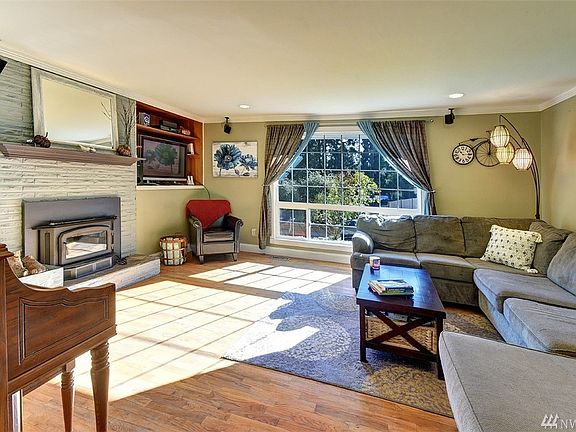 3rd image of 5525 190th St SW