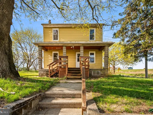 1734 Windsor Castle Rd, Hamburg, PA 19526