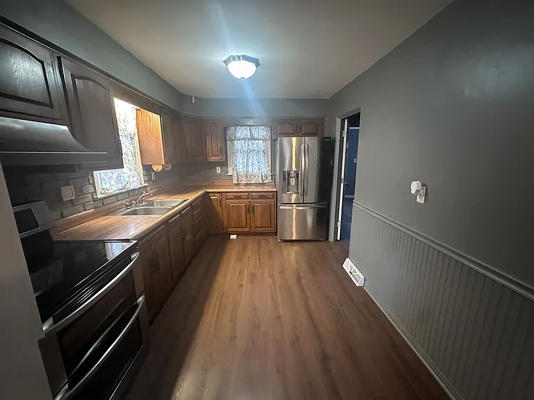 2415 Jerden Ave — Photo 9