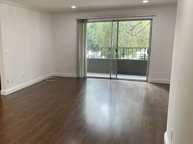 1224 S Barrington Ave — Photo 7