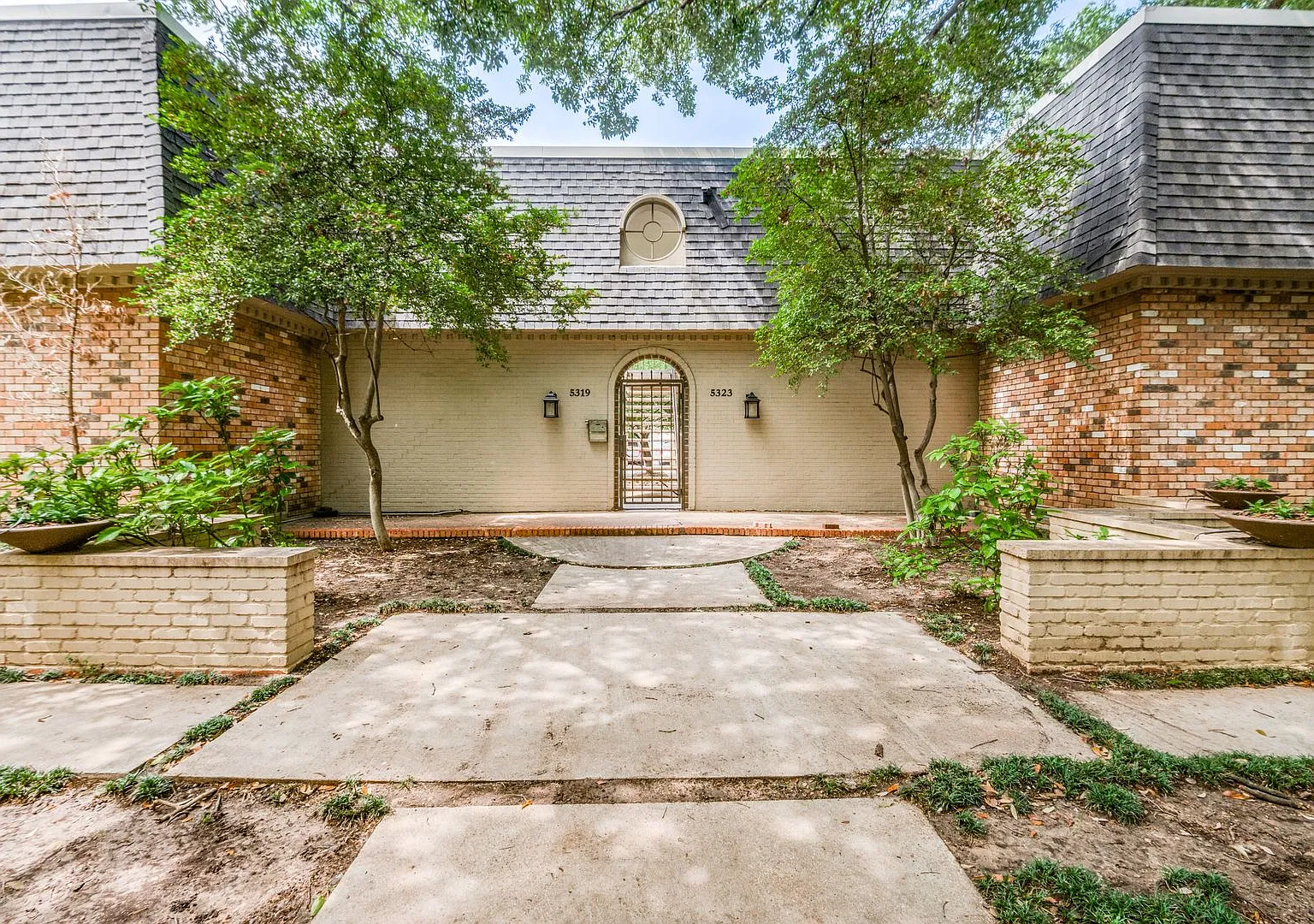 Beautifully Renovated Condo in Desirable Towne Oaks Terrace Move-In Ready! — Photo 1