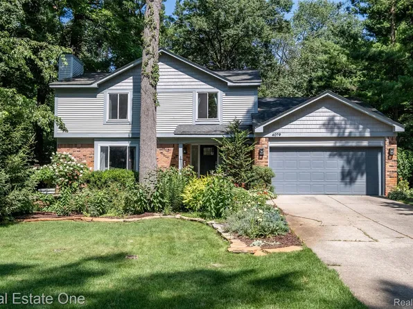 4079 Cumberland Ct, Commerce Township, MI 48390