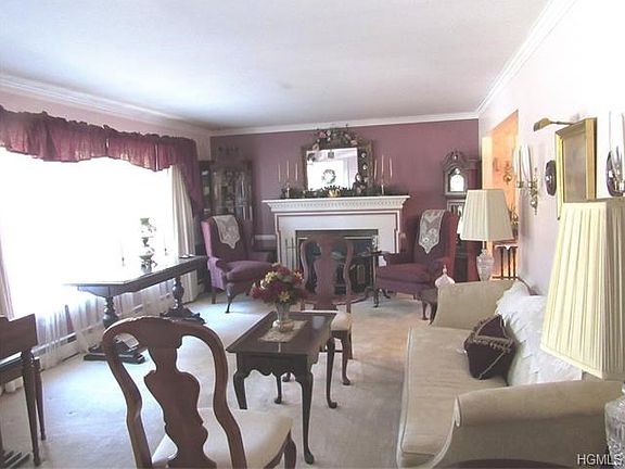 Bright LR w fireplace