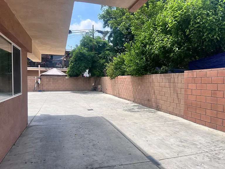 6829 Simpson Ave — Photo 3