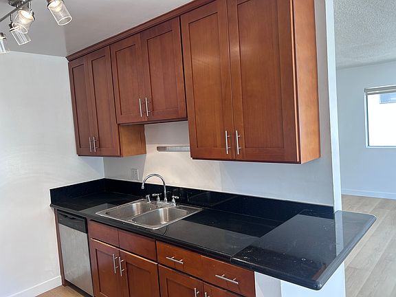 5th image of 1544 N Fuller Ave #10A