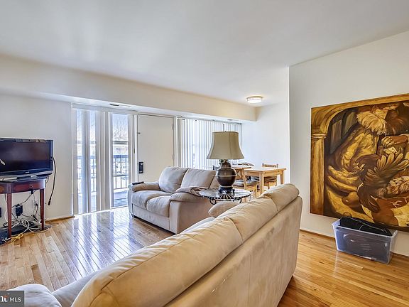 4th image of 4951 Americana Dr #I
