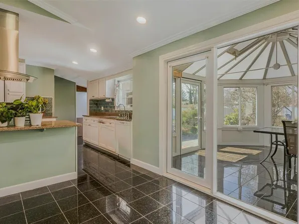 12 College Dr, Stony Brook, NY 11790