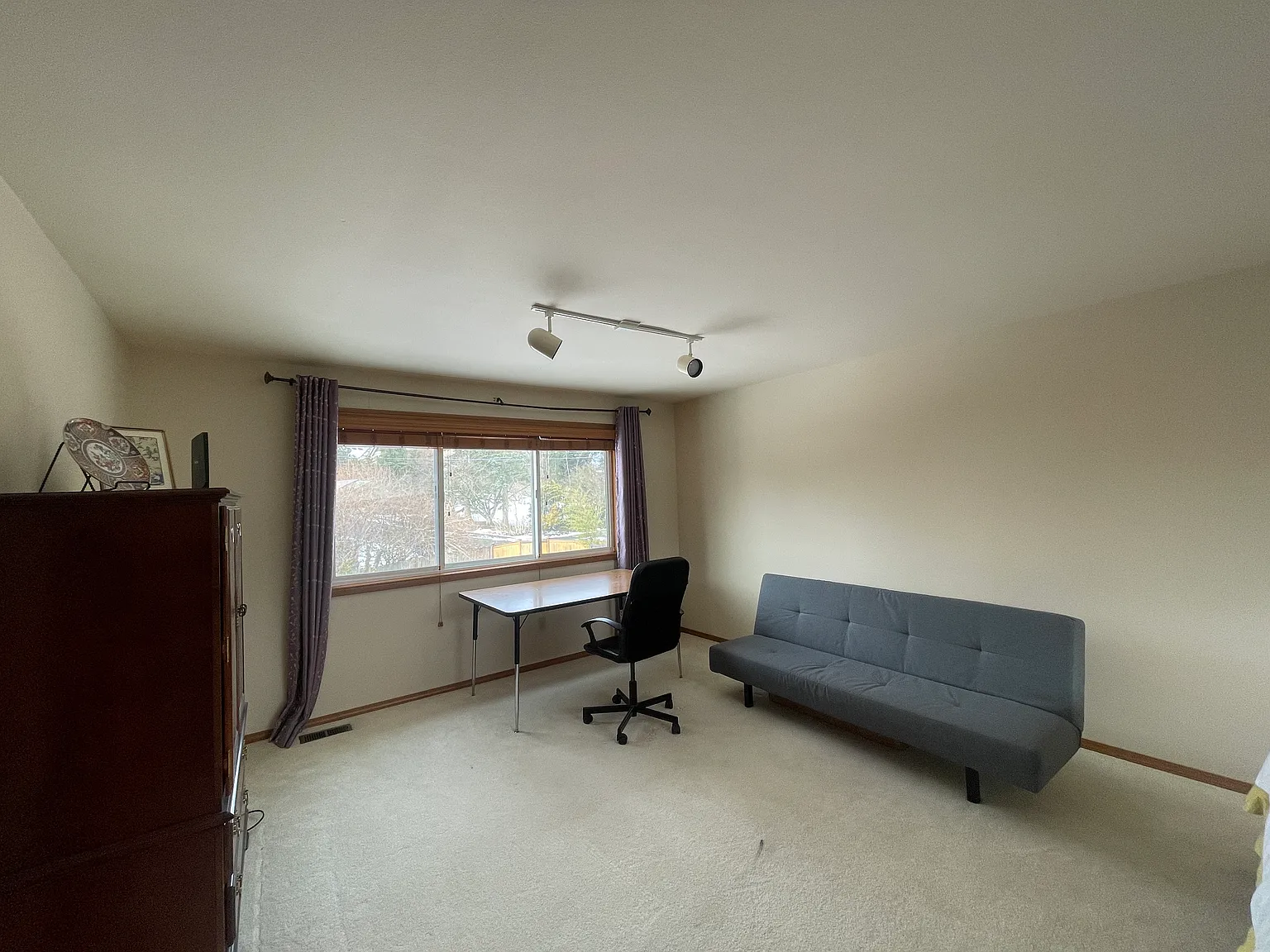 4 bed, 2.5 bath, 2660 sqft, $1,350 — Photo 2